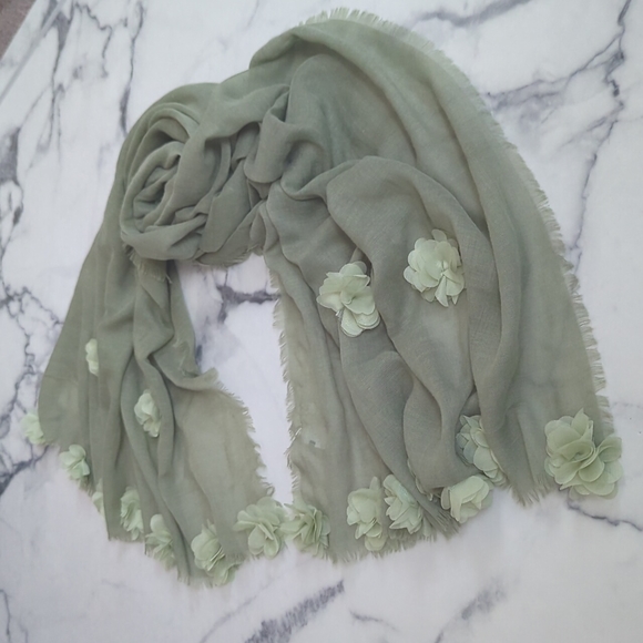 Green light weight scarf - Picture 1 of 5